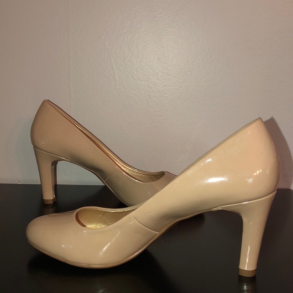 Bandolino Lantana Taupe Heels - Picture 6 of 8